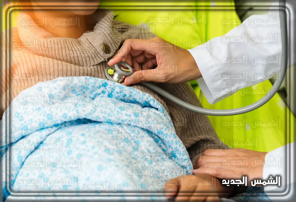 طبيبة تجري فحصًا لمريضة في عيادة بمستشفى الحمادي الرياض