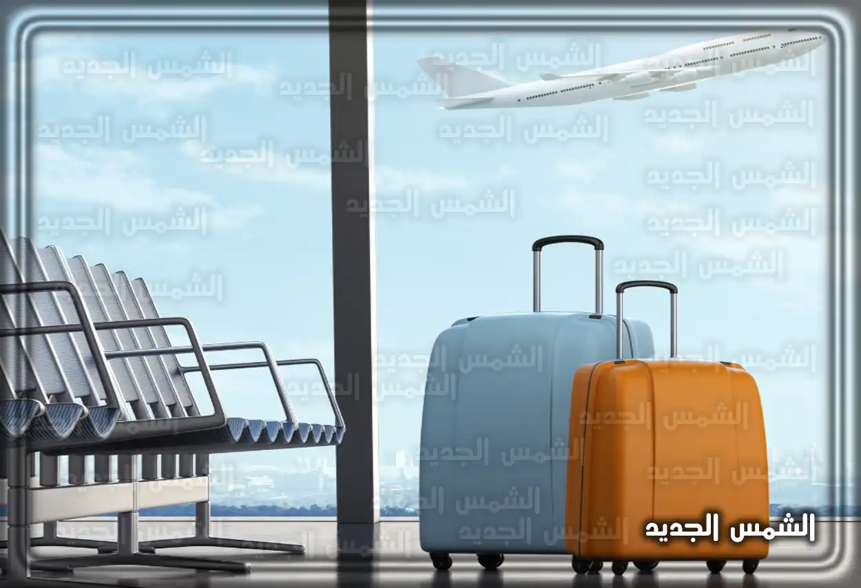 مسافر يزن حقيبته في المطار لمعرفة الوزن