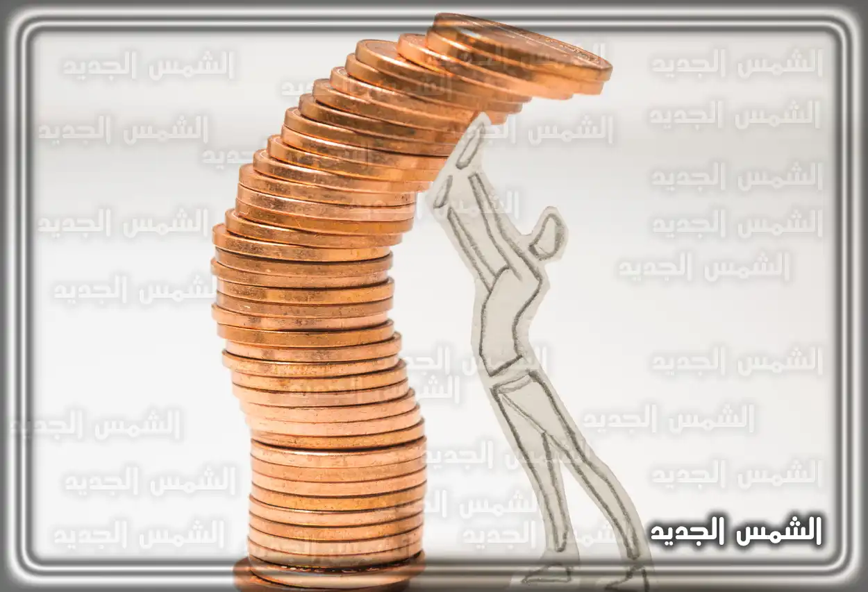 رجل يراجع شروط تمويل المتقاعدين