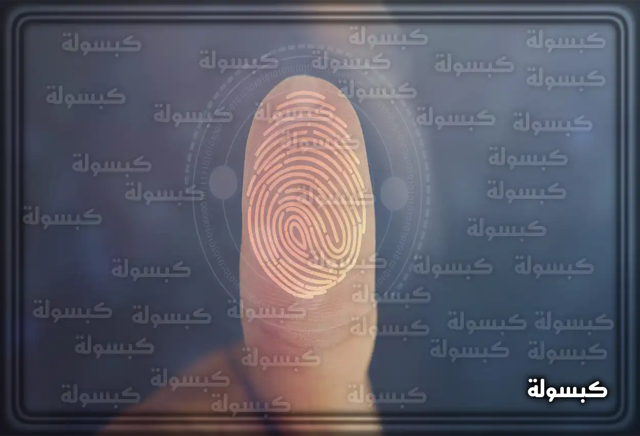 شخص يستخدم جهاز صراف آلي لإتمام معاملة بنكية