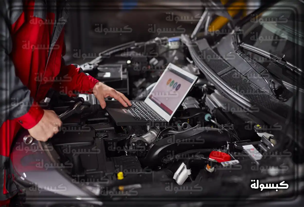 فني يقوم بفحص محرك سيارة