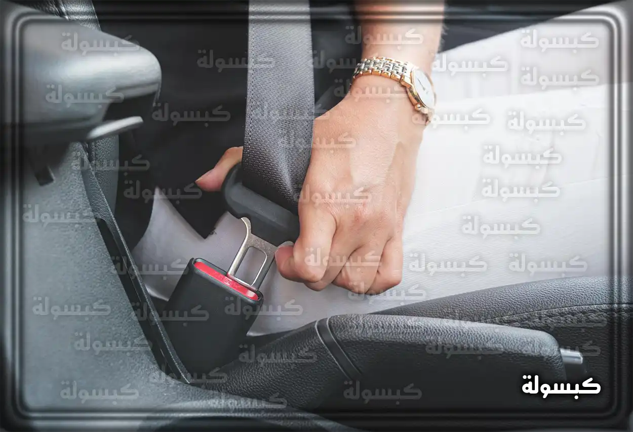 شخص يستخدم منصة أبشر للاستعلام عن المخالفات