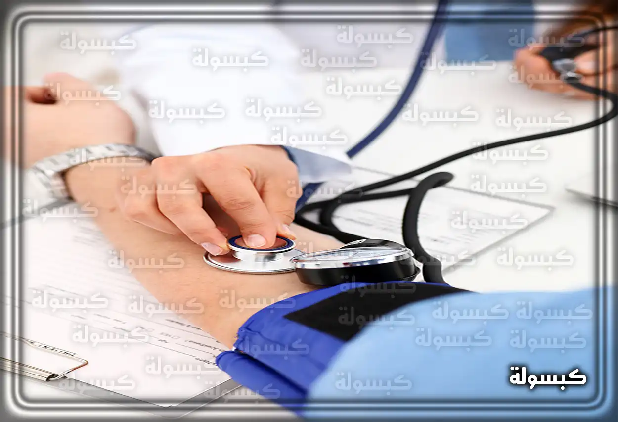 نموذج طلب رخصة قيادة سعودية مع قلم ومفتاح سيارة