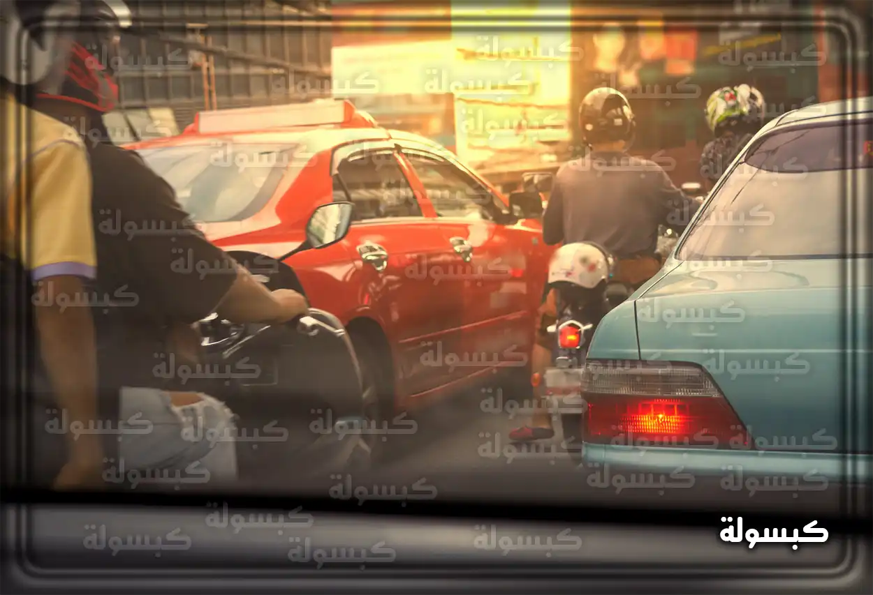 شخص يستخدم الهاتف للاستعلام عن المخالفات المرورية