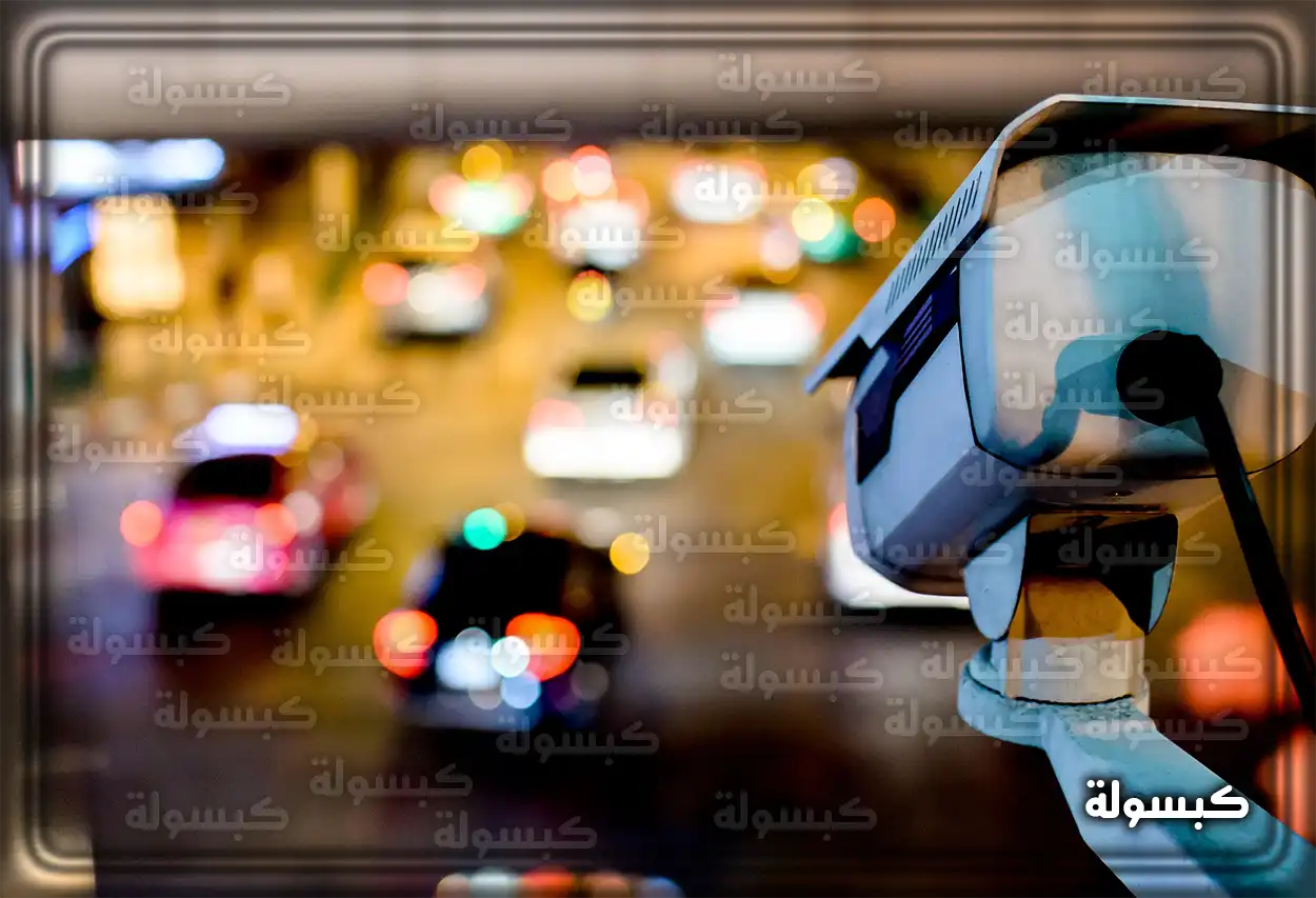 شخص يقوم بسداد المخالفات عبر جهاز الصراف الآلي