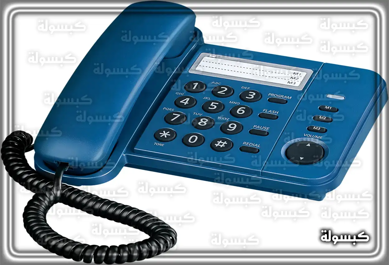 موظف دعم فني يساعد في حل مشكلة هاتف ثابت