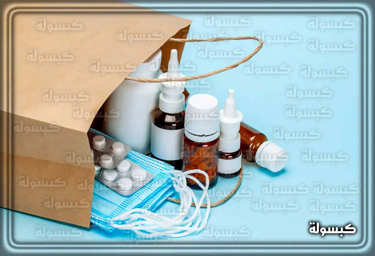 شخص يستلم طرد أدوية من مندوب وزارة الصحة
