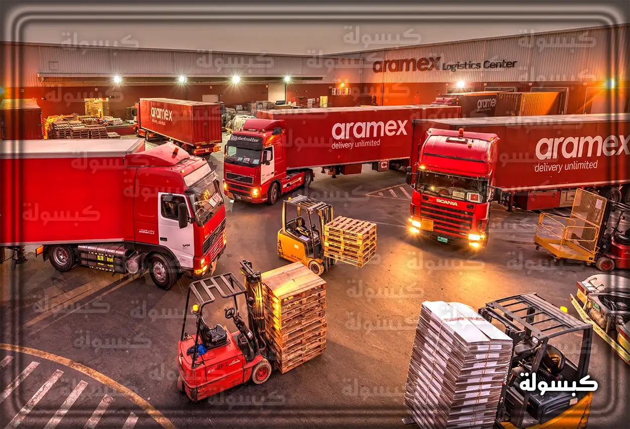 سائق توصيل أرامكس أمام شاحنة الشركة