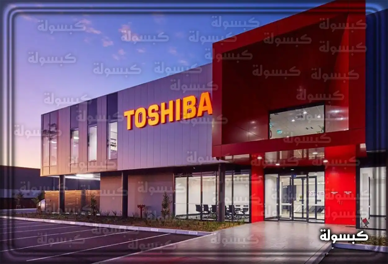 موظف خدمة عملاء يجيب على استفسارات صيانة توشيبا