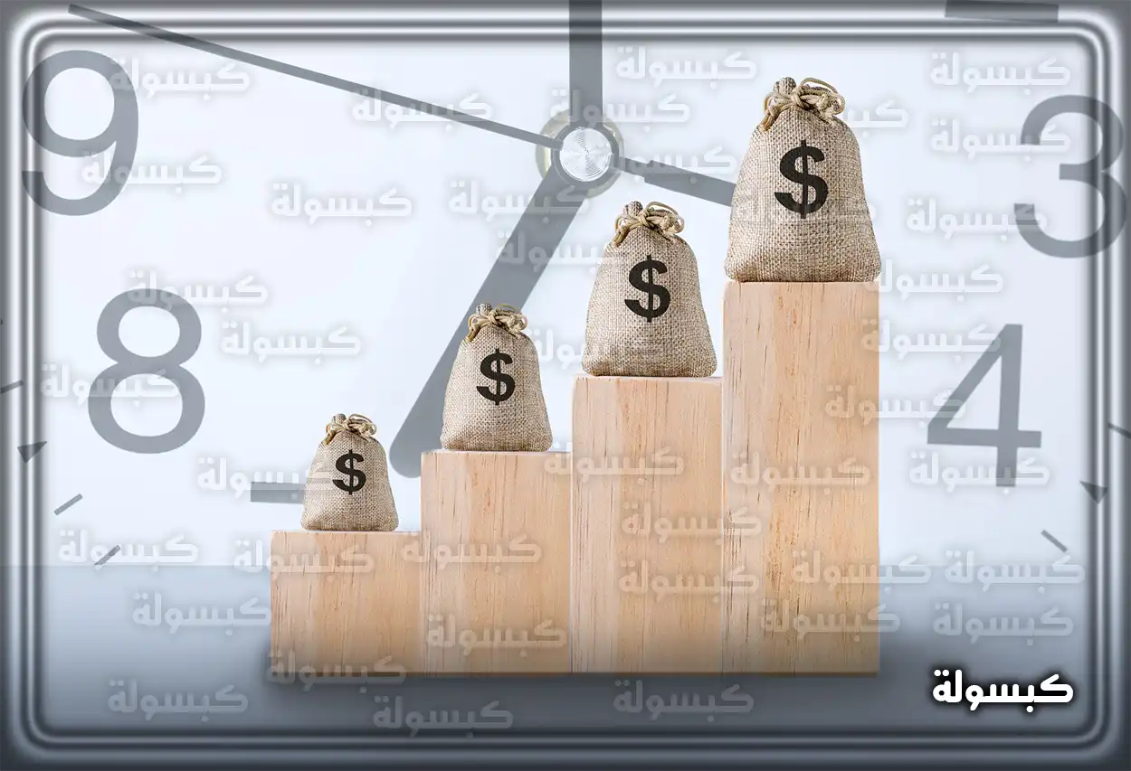 موظف يراجع أوراق الترقية الوظيفية