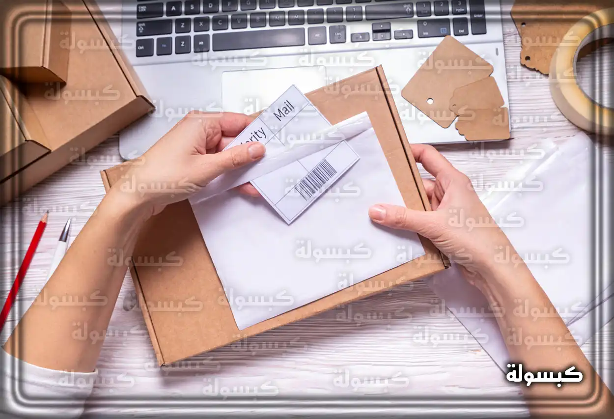 موظف خدمة عملاء البريد السعودي يرد على استفسارات