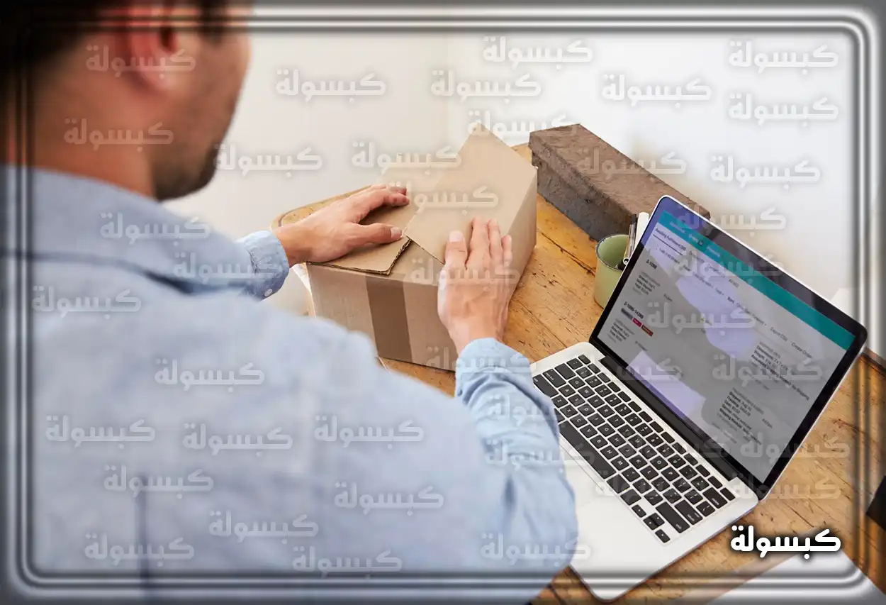 موظف البريد السعودي يسلم شحنة للعميل