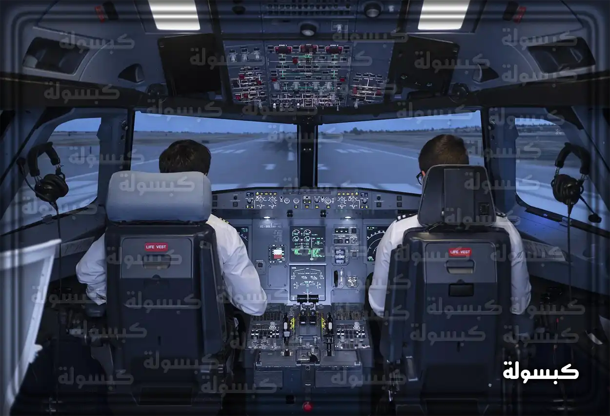 طائرة ركاب تحلق فوق مدينة خليجية