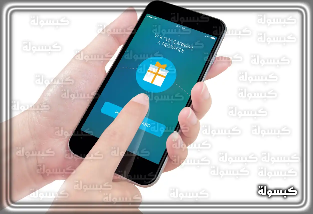 شخص يستخدم الهاتف لتفعيل خدمة موجود موبايلي