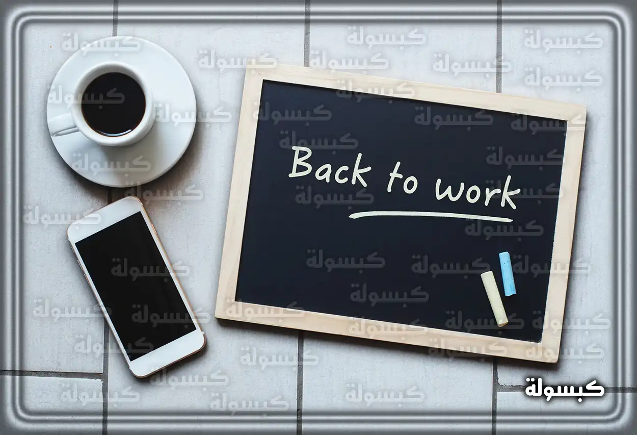 موظف يعمل على جهاز الكمبيوتر في مكتب عصري