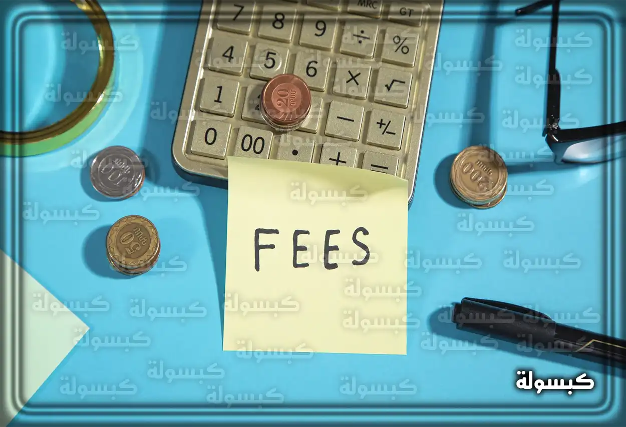 موظف يستخدم الحاسوب للاستعلام عن خدمات مكتب العمل ومنصة قوى