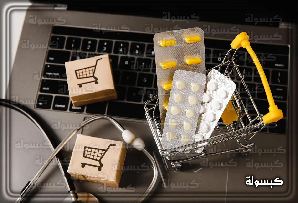 صيدلي يقوم بتجهيز الأدوية لتوصيلها ضمن خدمة وصفتي