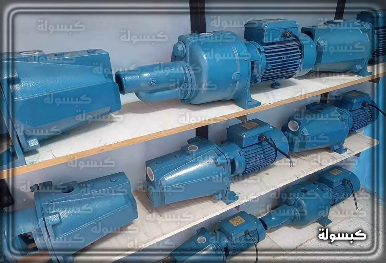 عامل يقوم بتركيب موتور مياه