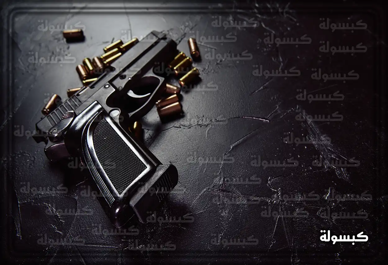 رجل يرتدي الزي السعودي ويحمل بندقية صيد مرخصة