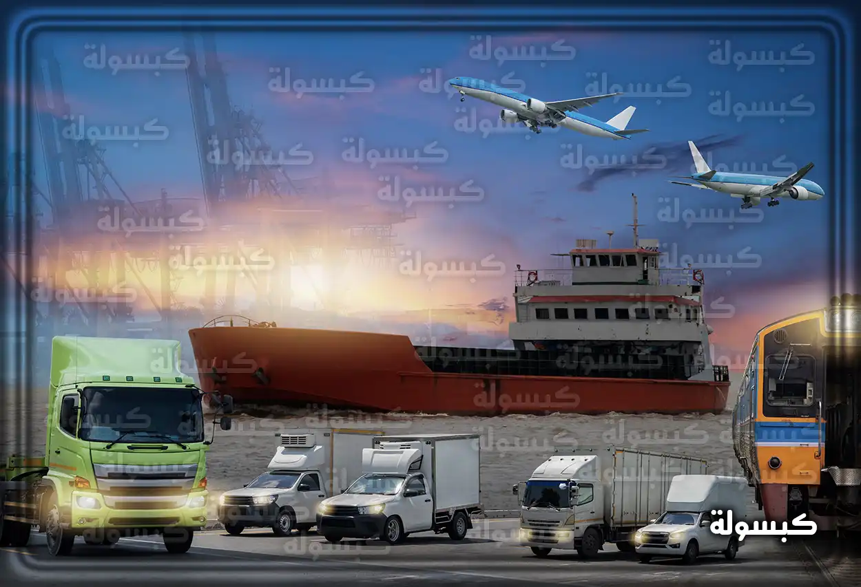 رجل يستلم طرداً من عامل توصيل أمام باب منزله في السعودية