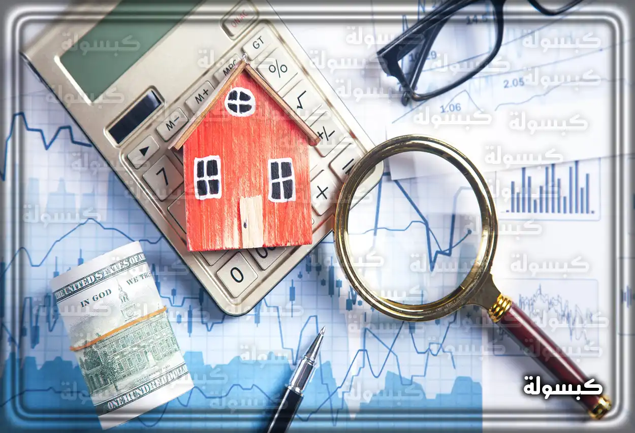 حاسبة وقلم على أوراق ضريبية