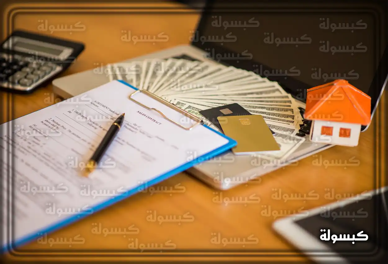 شخص يستخدم الحاسوب لسداد الفواتير