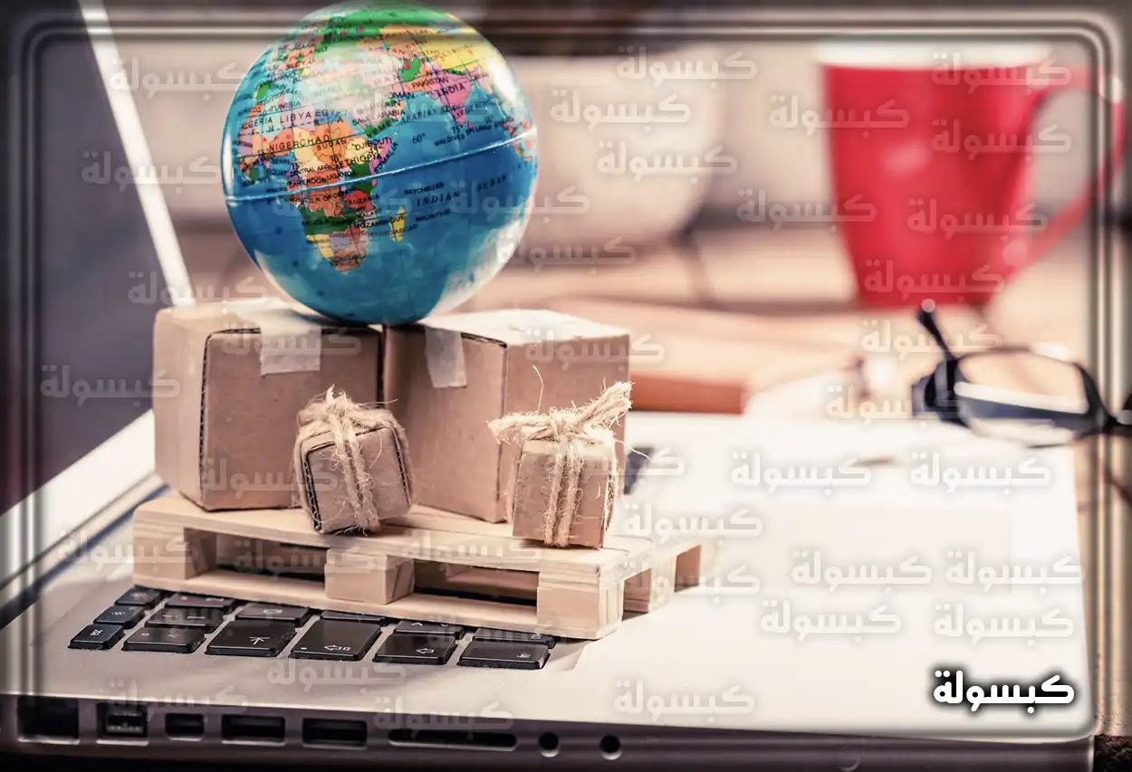 سفينة شحن حاويات في البحر