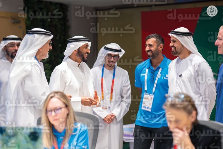 الشيخ نهيان بن زايد والشيخ ذياب بن محمد بن زايد خلال متابعة الفعاليات