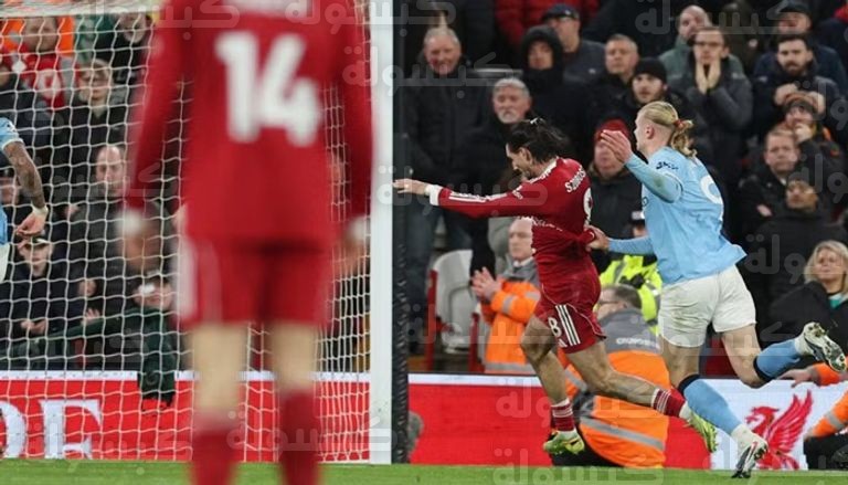 محمد صلاح ومارك غيهي في مباراة ليفربول ومان سيتي 2026