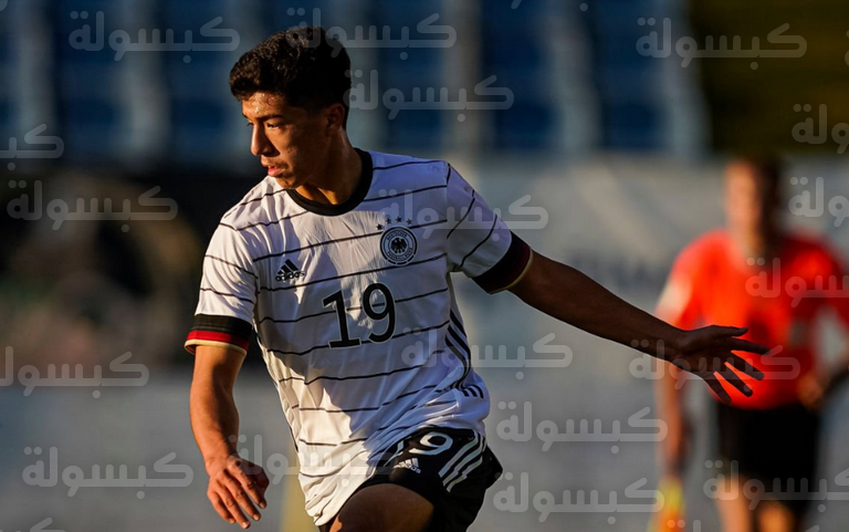 احتفال إبراهيم مازا مع منتخب الجزائر