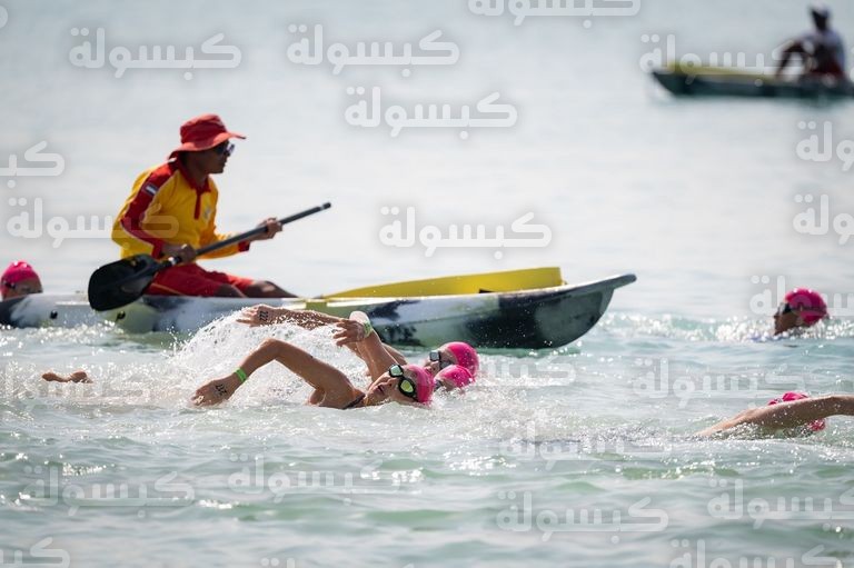 سباحون يتحدون الأمواج في جزيرة الحديريات