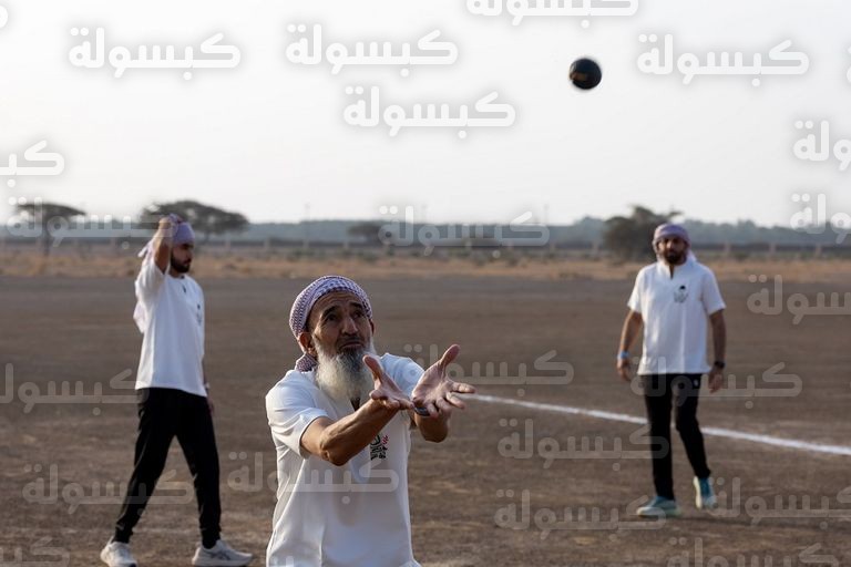 لاعبون يمارسون رياضة التبة في ألعاب ماسترز أبوظبي