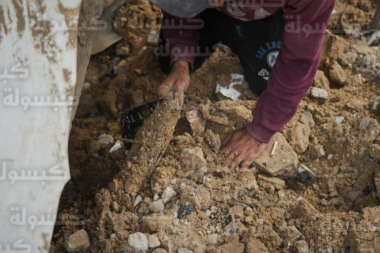 محمود حماد يبحث بين الأنقاض