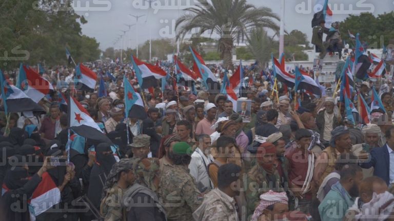 صورة عيدروس الزبيدي رئيس الانتقالي الجنوبي في مظاهرات حاشدة في أبين