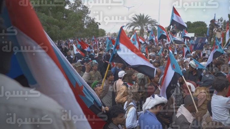 صورة عيدروس الزبيدي رئيس الانتقالي الجنوبي في مظاهرات حاشدة في أبين