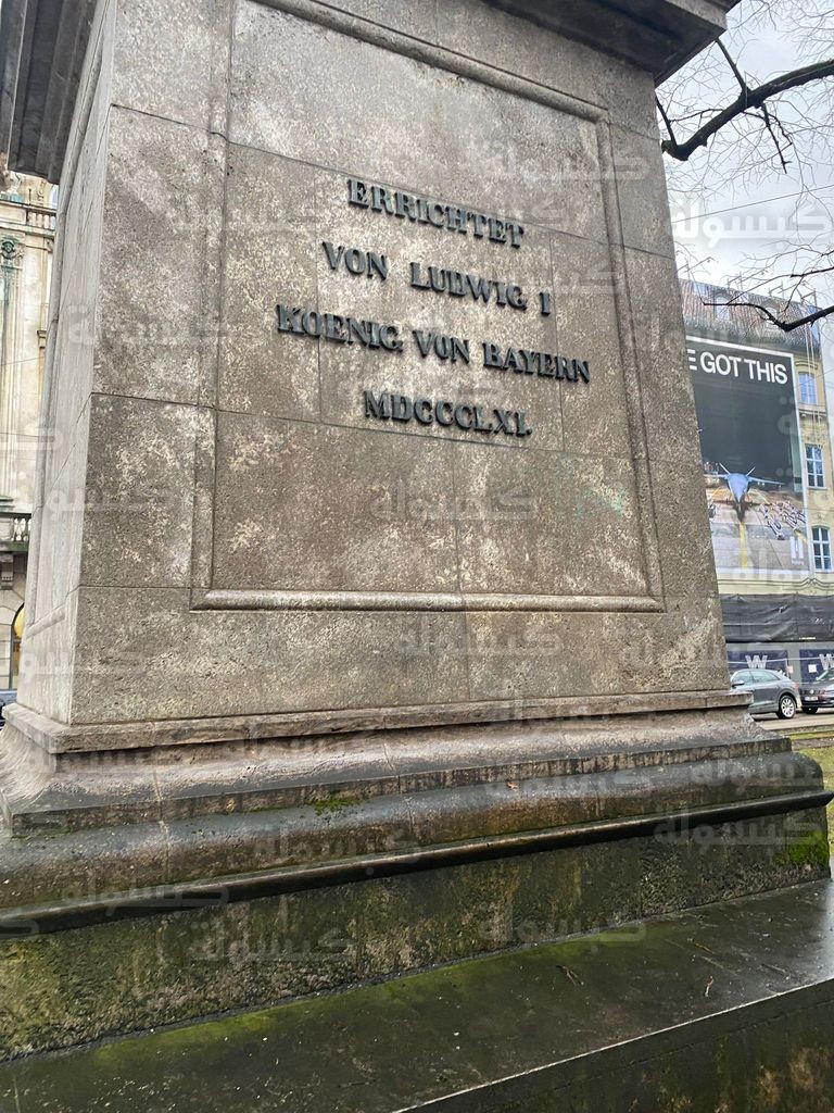 تمثال ماكسيميليان الثاني إيمانويل