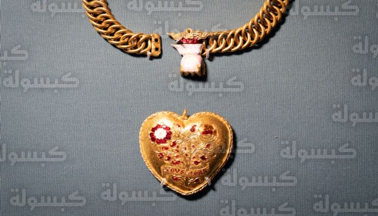 قلادة نادرة توثق زواج هنري الثامن وكاثرين