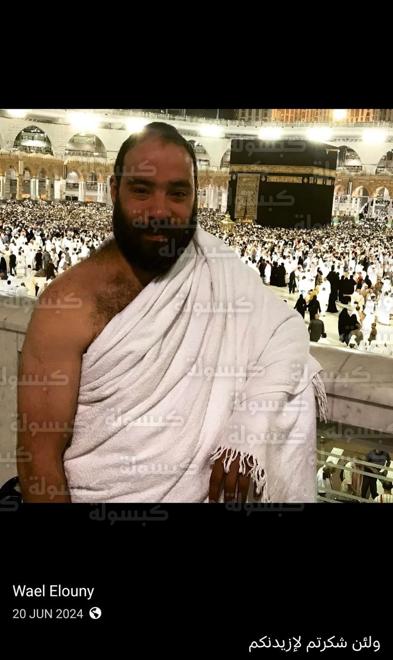 الفنان المصري وائل عوني بملابس الإحرام يؤدي العمرة