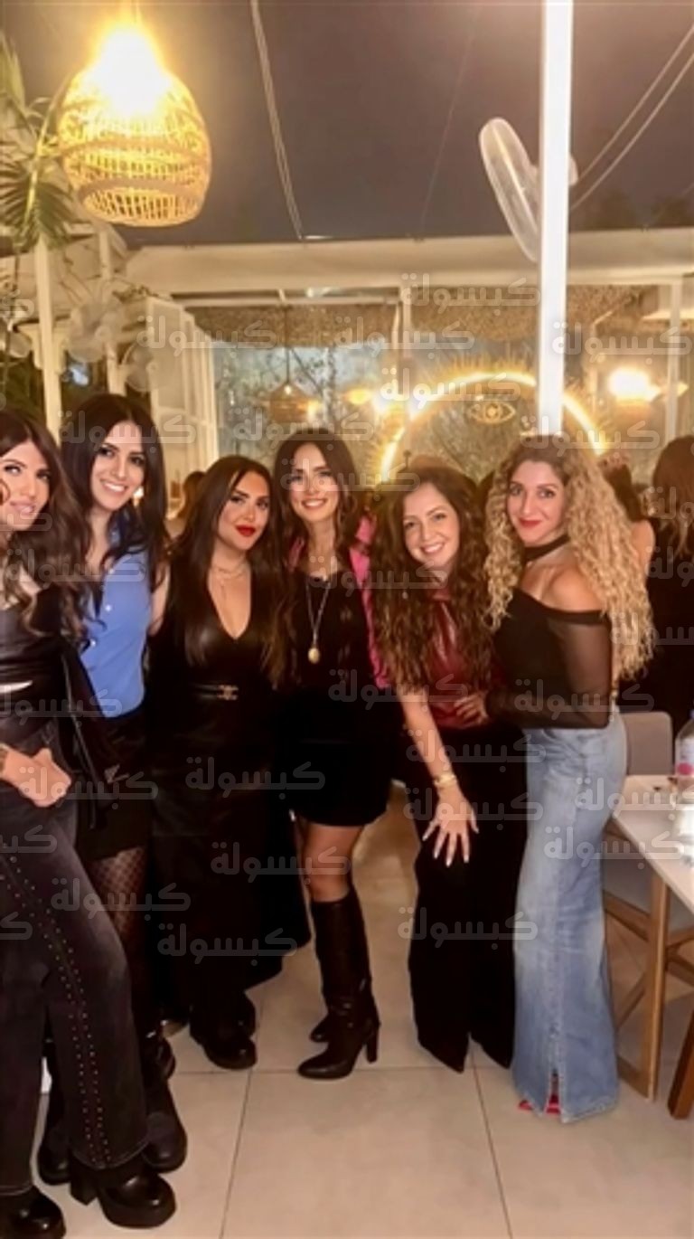 زينة تحتفل بعيد ميلادها وسط الأصدقاء