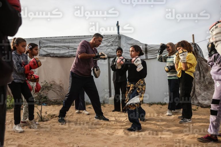 فتاة فلسطينية خلال تدريب على الملاكمة في خان يونس