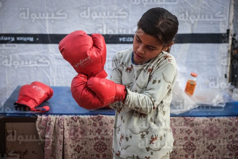 فتاة فلسطينية خلال تدريب على الملاكمة في خان يونس