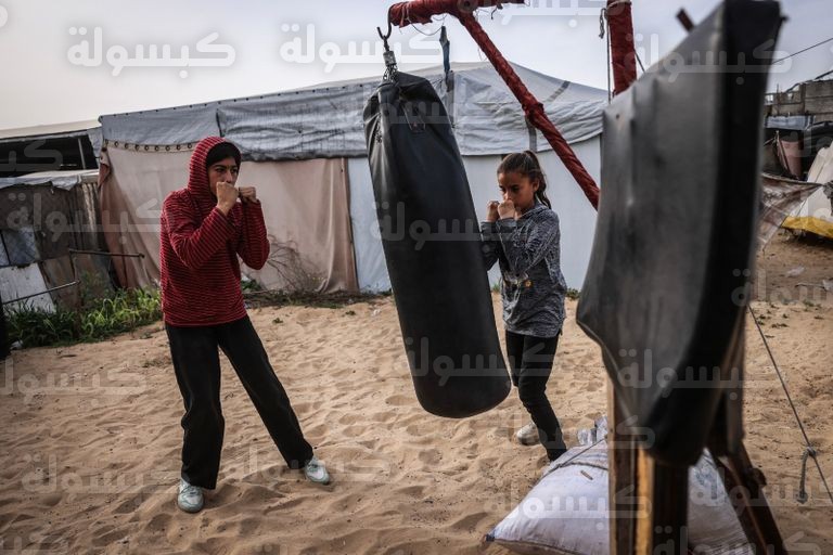 فتاة فلسطينية خلال تدريب على الملاكمة في خان يونس