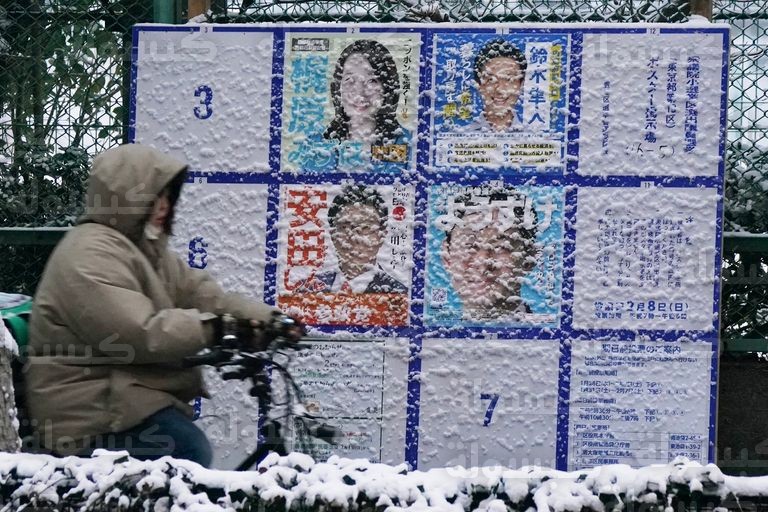 ناخبون يابانيون يدلون بأصواتهم في انتخابات 2026