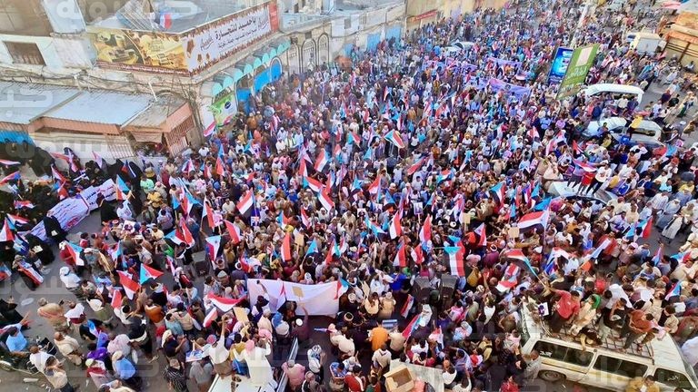 المتظاهرون في حضرموت يرفعون أعلام الجنوب