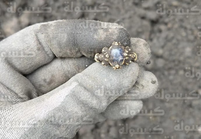 تفاصيل الخاتم الذهبي المكتشف