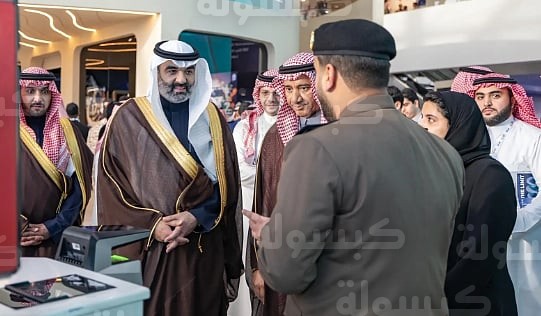 وزير الاتصالات خلال زيارته لجناح وزارة الداخلية في معرض الدفاع العالمي 2026