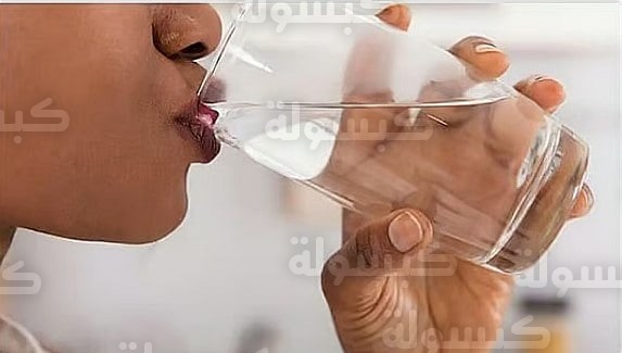 استشاري يوضح حقيقة شرب الماء على الريق