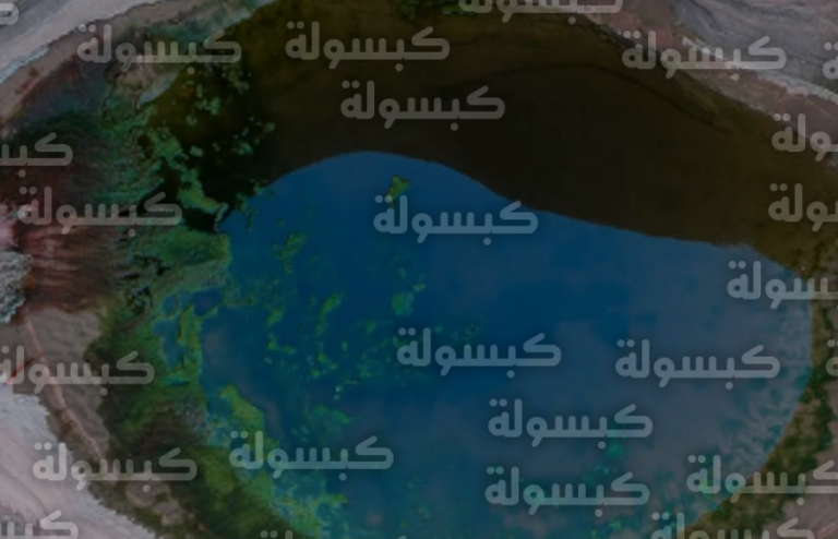 جبال تبوك تتحول إلى خزانات مائية طبيعية بعد امتلاء القلتات الصخرية عقب هطول الأمطار الأخيرة