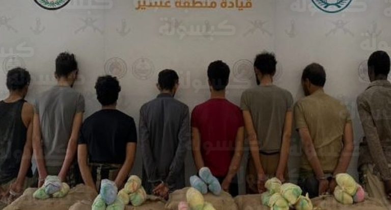 ضربة أمنية ناجحة في عسير تطيح بـ 8 مهربين وتصادر كميات ضخمة من القات قبل ترويجها