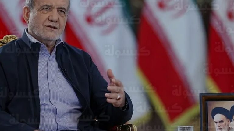 الرئيس الإيراني يقدم اعتذاراً تاريخياً لمتضرري الاحتجاجات ويتعهد بمراجعة السياسات الأمنية في ذكرى الثورة